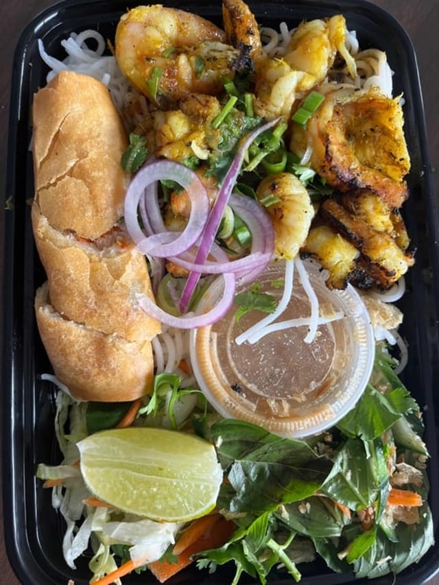 V4 .Grilled Shrimps and Egg Roll Vermicelli Bowl.