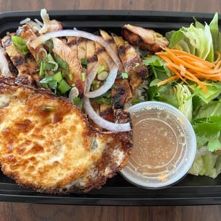 R3. Grilled Lemongrass Chicken Rice Plate