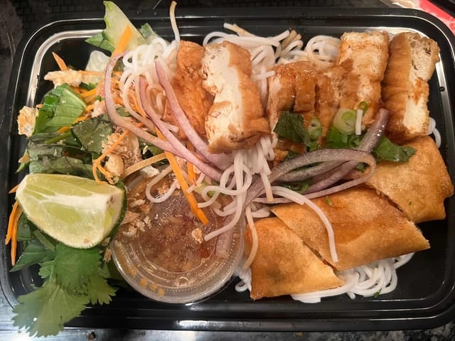 TV5. Tofu Vermicelli Bowl (Vegetairan).